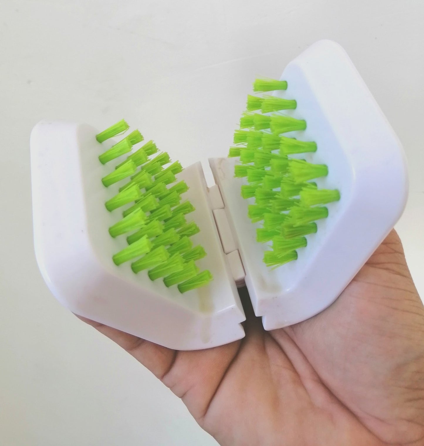 IN-17 Seatbelt Brush